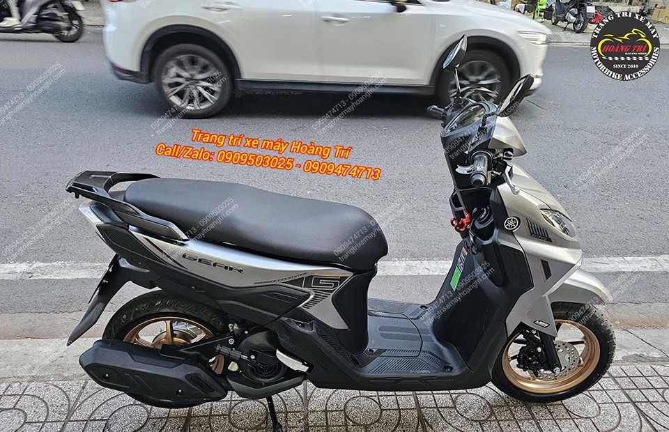 Góc phải Yamaha Gear cho thấy gác chân phụ kết hợp hài hòa cùng thiết kế nguyên bản
