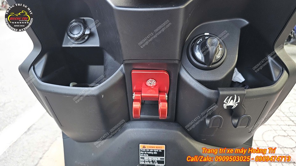 Cận cảnh móc treo đồ Yamaha Gear màu đỏ nổi bật, thiết kế hai móc chắc chắn và tiện dụng