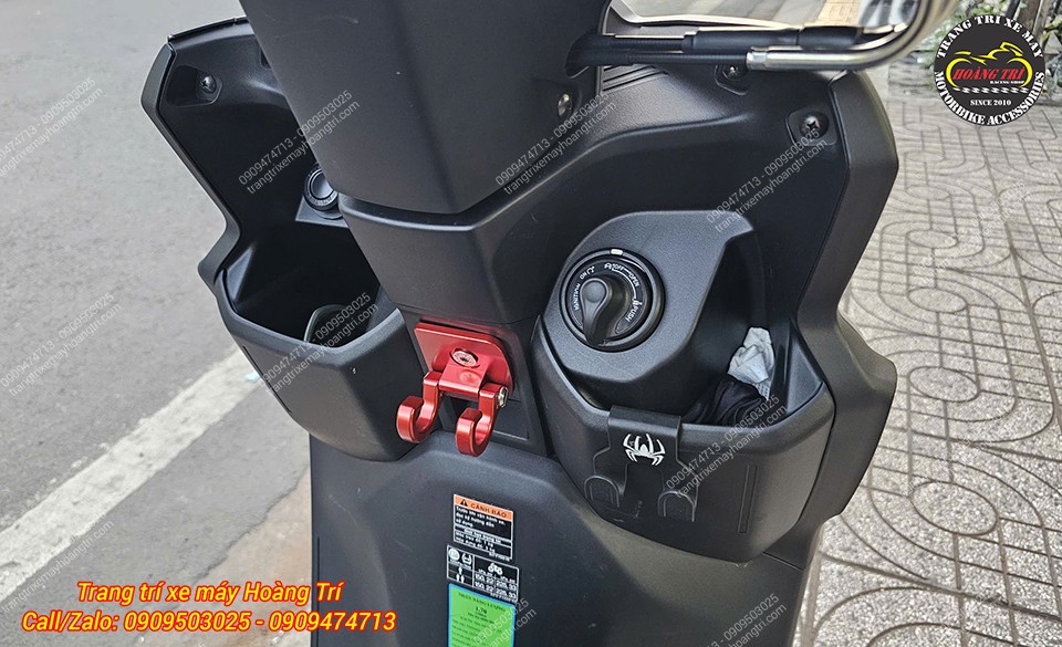 Góc nghiêng cho thấy móc treo đồ Yamaha Gear được lắp gọn giữa hai hộc chứa đồ