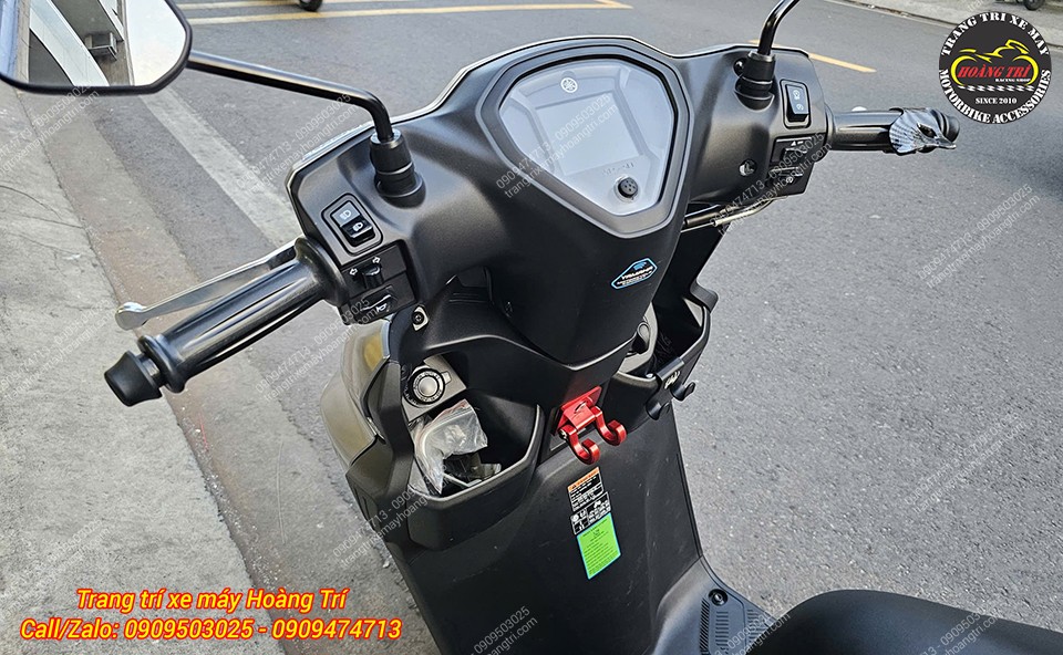 Móc treo đồ màu đỏ tạo điểm nhấn nổi bật cho khu vực phía trước của Yamaha Gear
