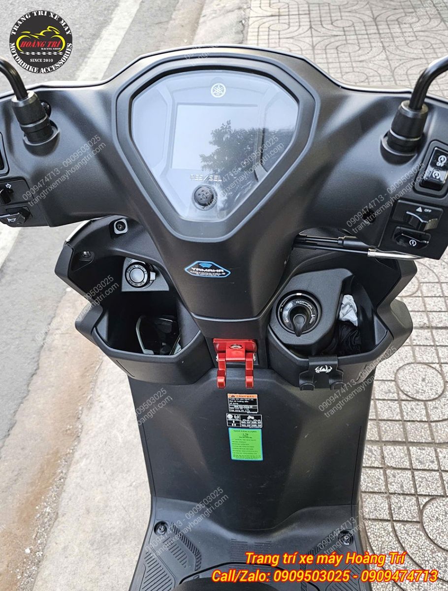 Nhìn từ vị trí người lái, móc treo Yamaha Gear bố trí vị trí thuận tiện sử dụng