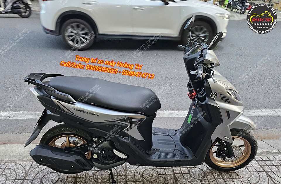 Góc bên phải Yamaha Gear cho thấy móc treo đỏ hài hòa, tạo điểm nhấn nhỏ trên xe