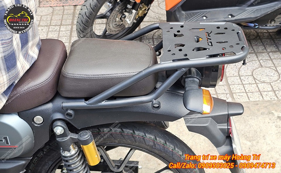 Baga sau kiểu GTR ôm gọn phần đuôi J-Pan One-1, bố trí cân đối hai bên yên