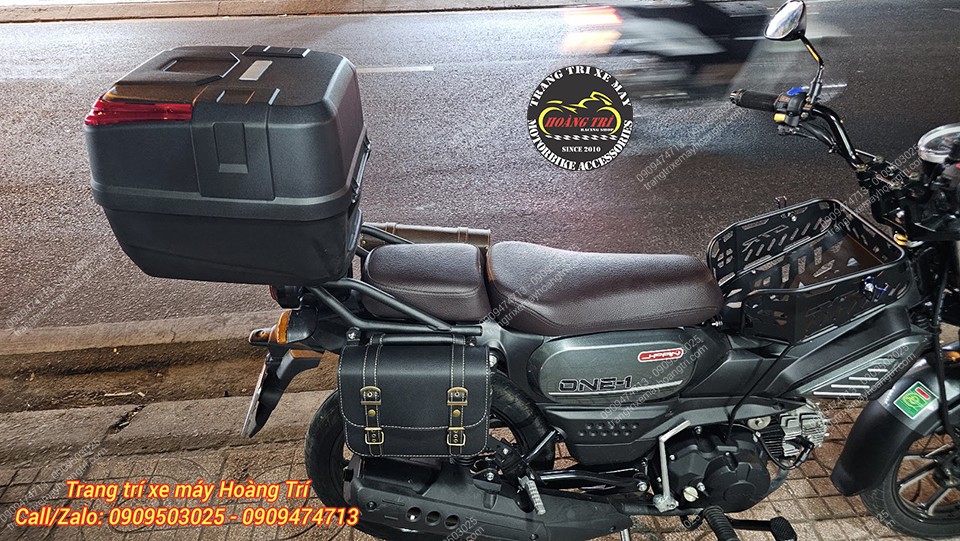 J-Pan One-1 kết hợp thùng sau cùng túi da bên hông, đáp ứng nhu cầu mang hành lý