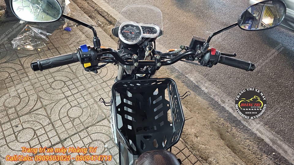 Từ vị trí người lái có thể thấy rổ J-Pan One-1 rộng rãi, thuận tiện đựng vật dụng