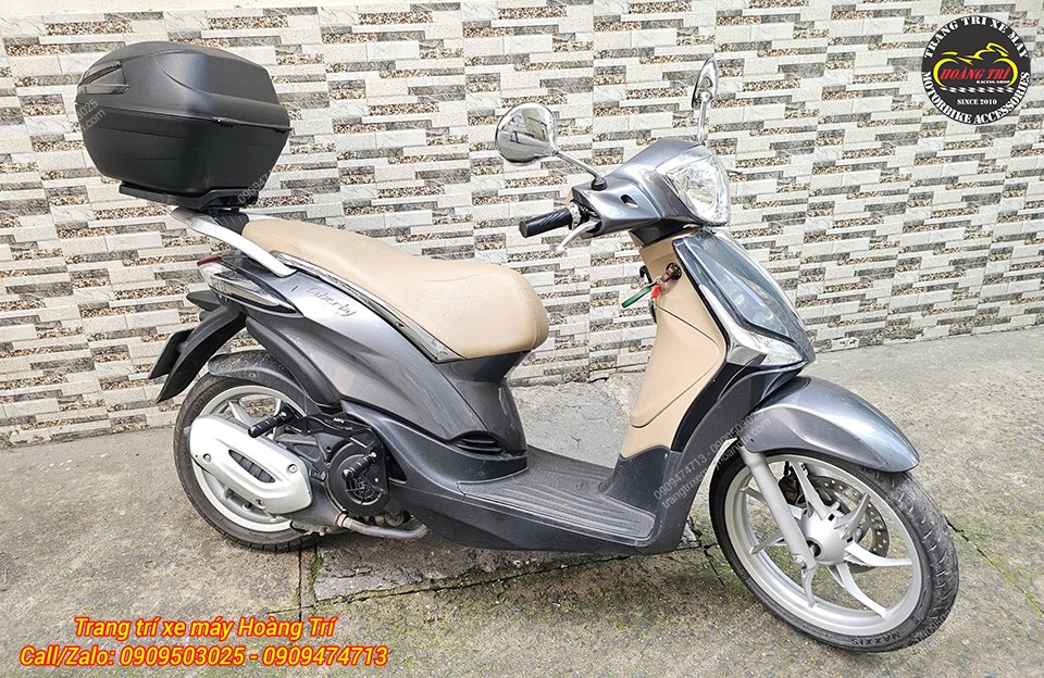 Góc phải Piaggio Liberty nổi bật với gác chân phụ HTR thiết kế nhỏ gọn, tiện dụng