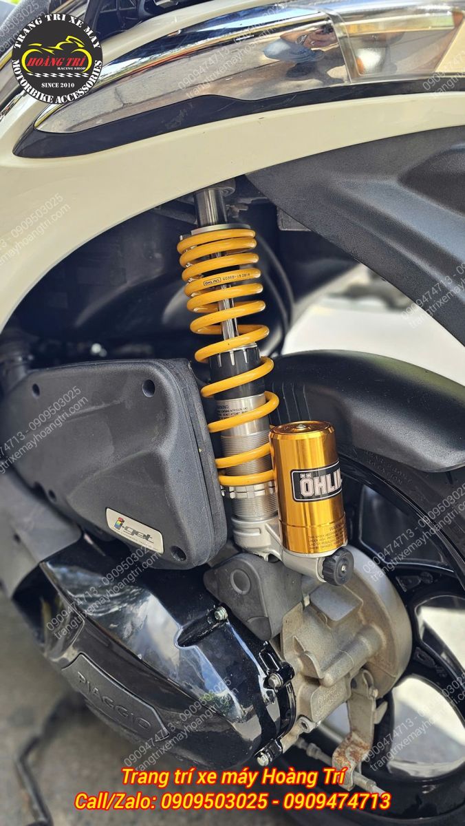Cận cảnh phuộc Ohlins F1 trên Liberty nổi bật với lò xo và bình dầu màu vàng