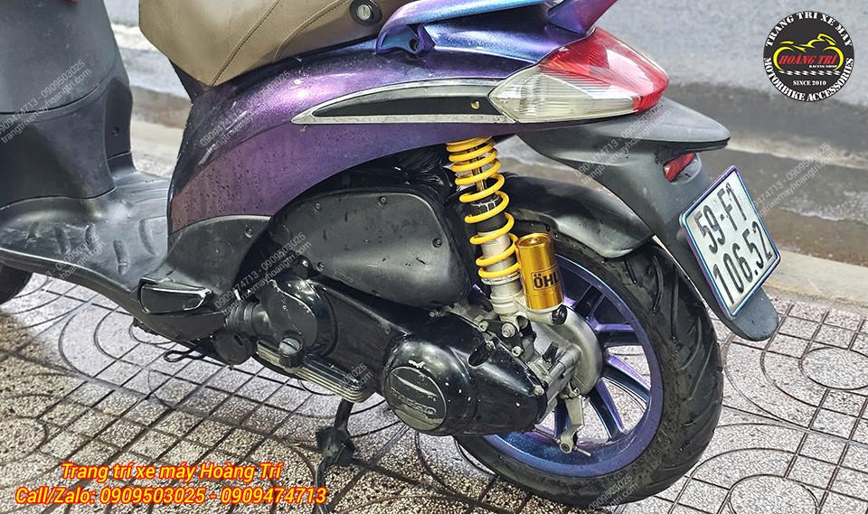 Cận cảnh phuộc Ohlins F1 trên Liberty tím, nổi bật sắc vàng ngay cạnh bánh sau