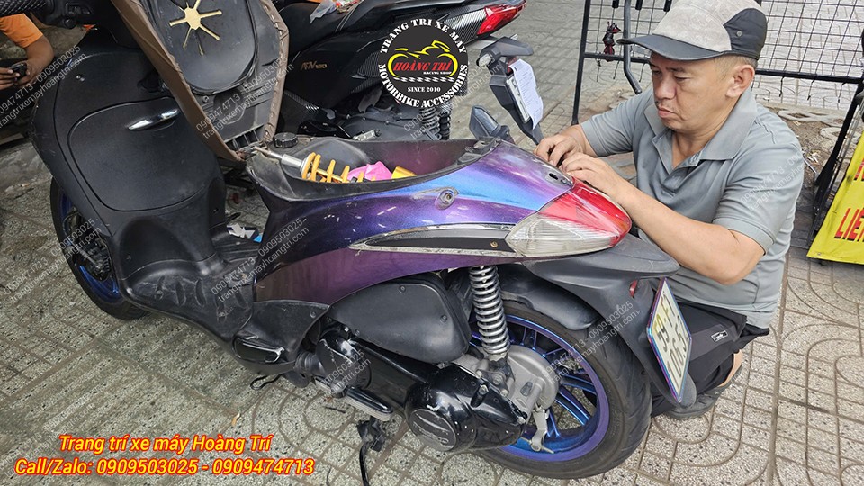 Kỹ thuật viên Hoàng Trí Shop tháo dàn áo Liberty để tiến hành nâng cấp phuộc Ohlins F1