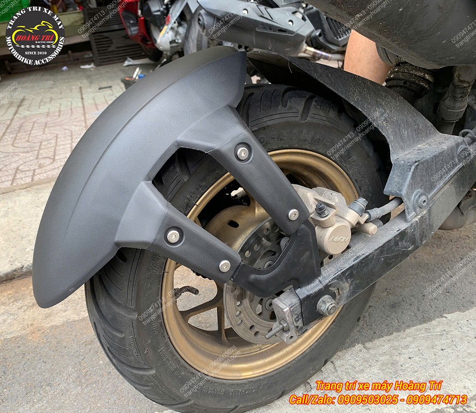 Cận cảnh chắn bùn sau MSX chắn bùn 4 chân, thiết kế cứng cáp, ôm gọn bánh sau hiệu quả