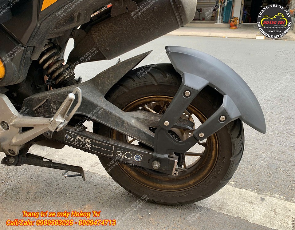 Nhìn từ bên trái, chắn bùn sau MSX 4 chân cân đối tổng thể, chống văng sình bánh sau tốt hơn