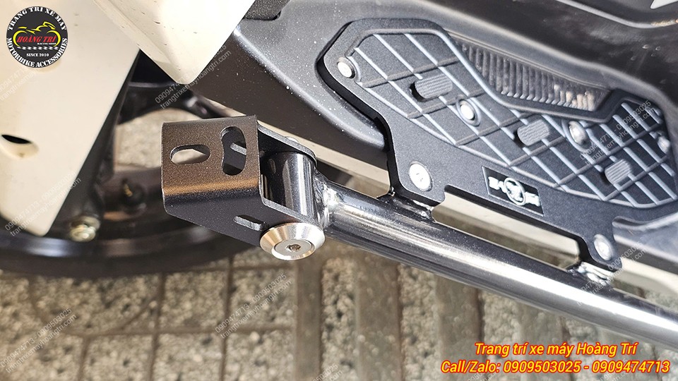 Đầu chống đổ NMAX 155 tích hợp sẵn pát lắp đèn trợ sáng vô cùng tiện lợi