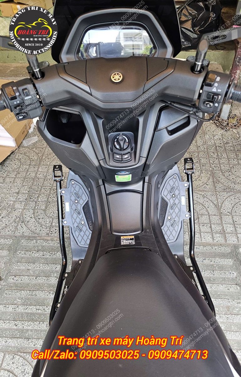 Khu vực sàn NMAX 155 hoàn thiện với hai thanh chống đổ được bố trí cân đối