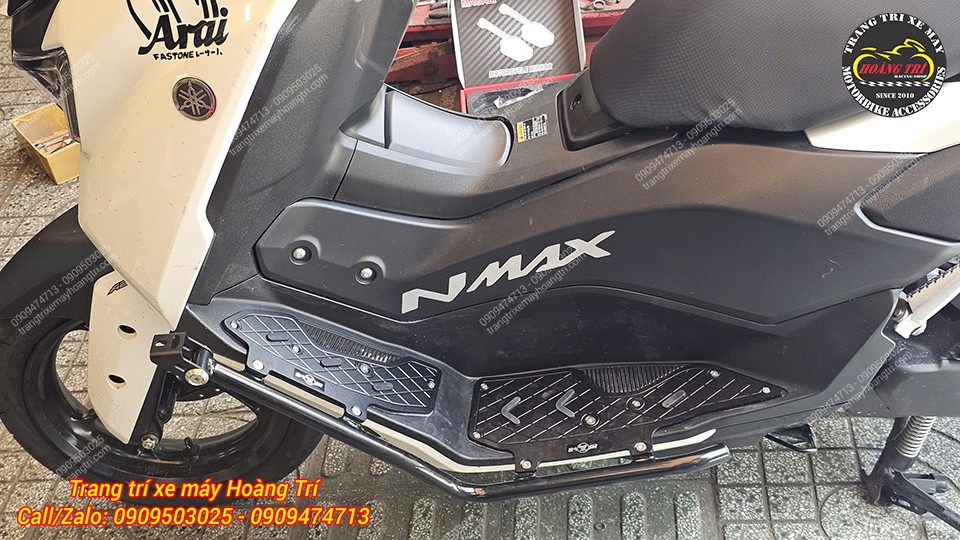 Khách hàng chọn tấm lót chân nhôm CNC đen, hài hòa với những chi tiết xung quanh