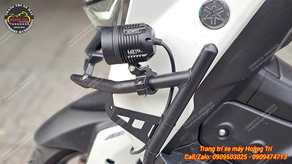 Cận cảnh đèn trợ sáng L4X F1 được bố trí trên khung bảo vệ phía trước Yamaha NMAX 155