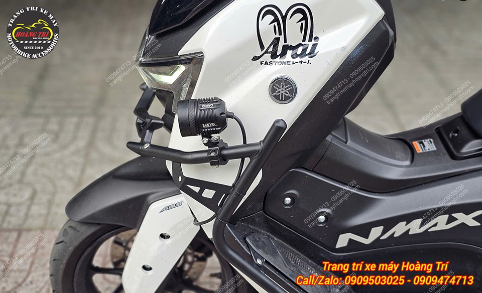 Góc nghiêng cho thấy đèn trợ sáng L4X F1 lắp gọn gàng bên trái của xe NMAX 155