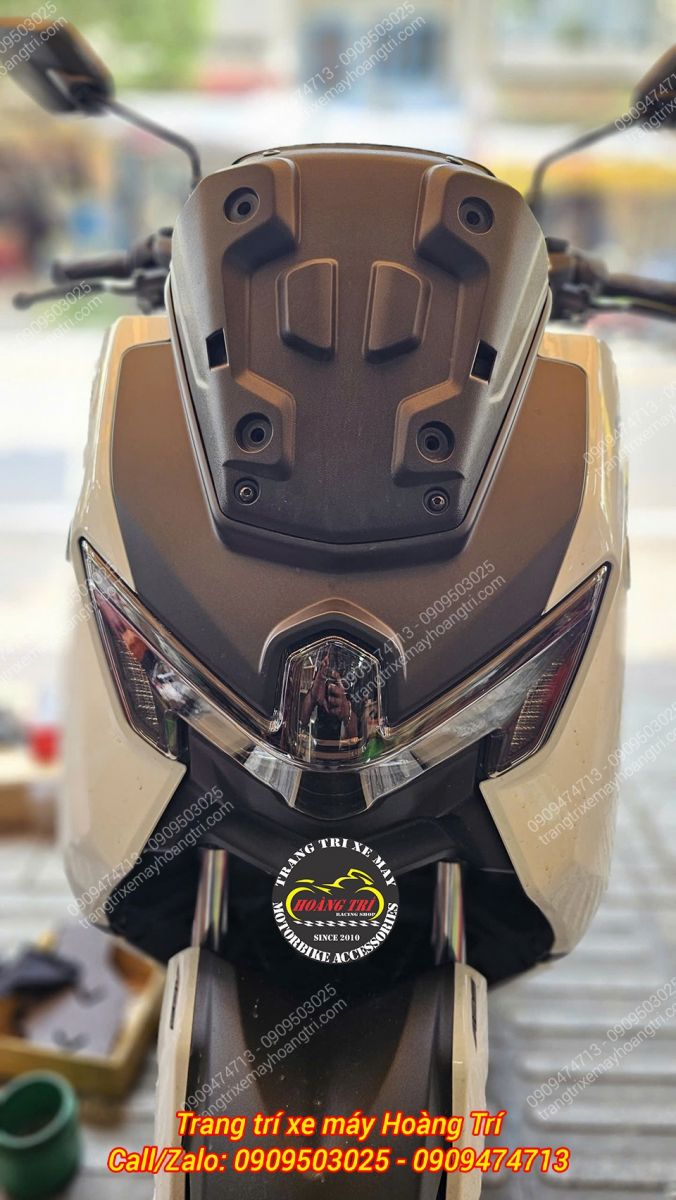 Phần đầu NMAX 155 nguyên bản trước khi nâng cấp khung kính chắn gió tích hợp GPS
