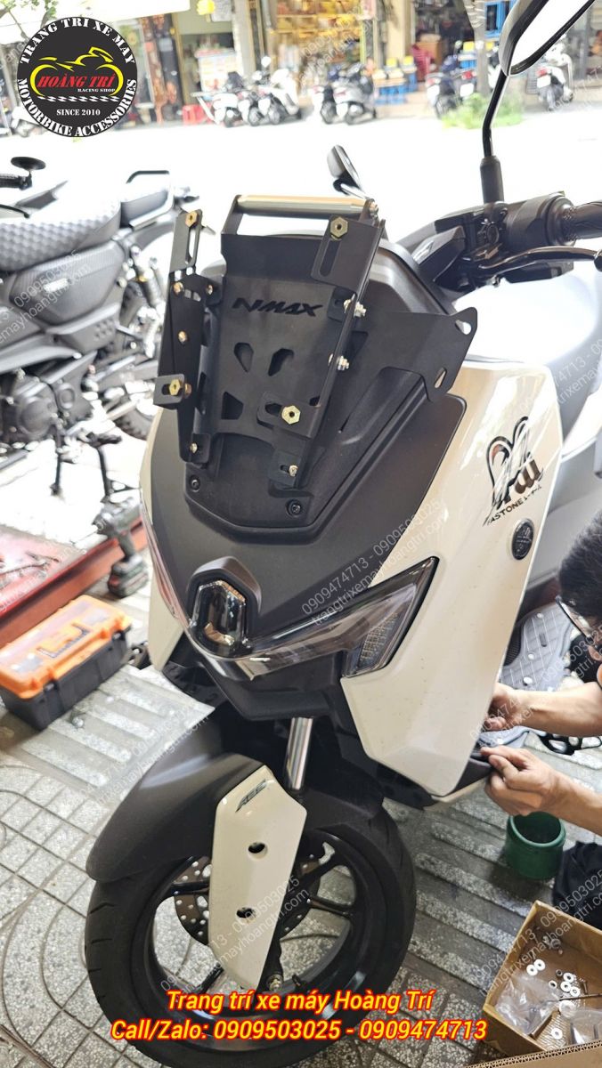 Nhìn từ góc nghiêng, khung nâng kính NMAX 155 chắc chắn và ôm sát phần đầu xe