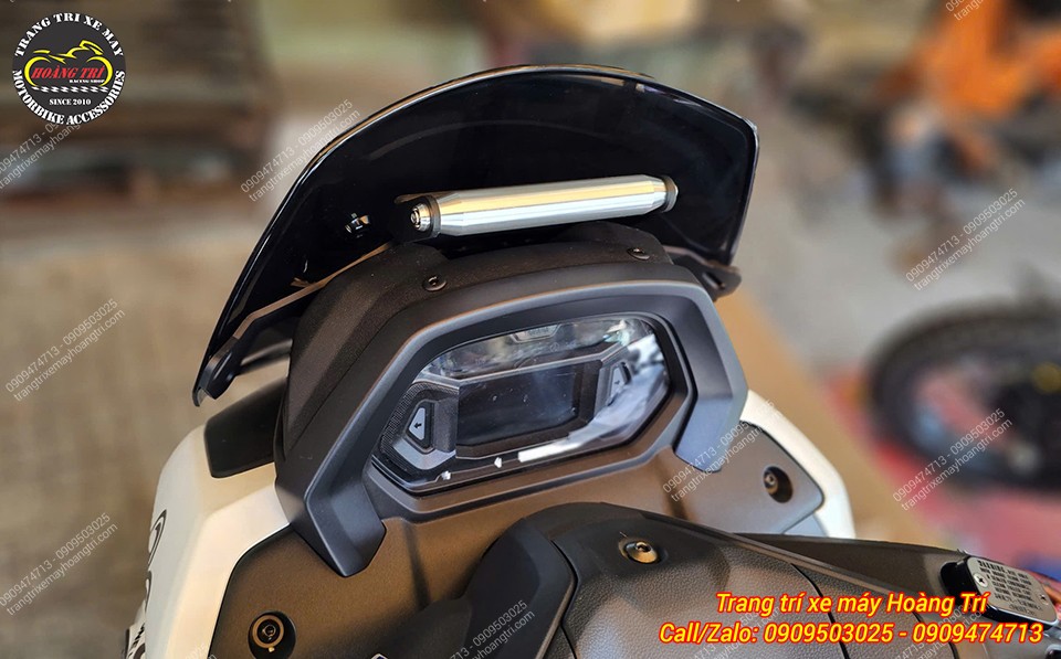 Thanh ngang GPS đặt trên đồng hồ NMAX 155, tạo vị trí thuận tiện lắp thiết bị dẫn đường