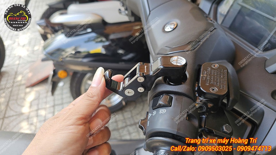 Cận cảnh móc treo đồ Yamaha NMAX thiết kế gập mở linh hoạt, lắp gọn tại chân kính