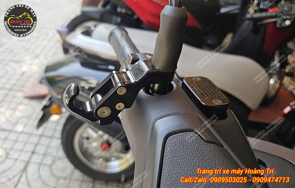 Móc treo đồ Yamaha NMAX mở ra tiện dụng, hỗ trợ treo túi xách và vật dụng cá nhân