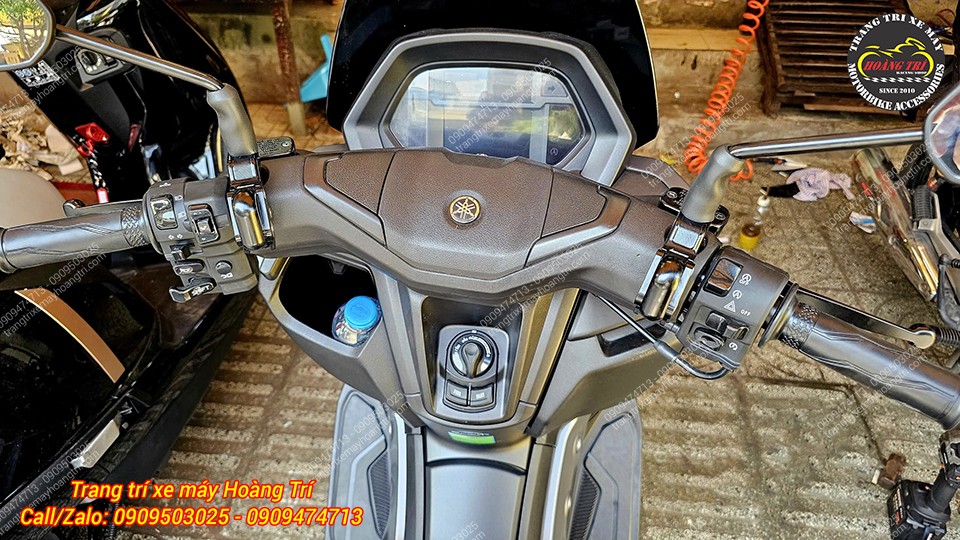 Toàn cảnh tay lái Yamaha NMAX sau khi trang bị cặp móc treo đồ cân đối hai bên
