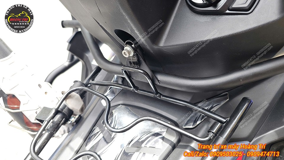 Cận cảnh vị trí lắp đặt khung chống đổ NVX V3, thiết kế chắc chắn và ôm sát thân xe