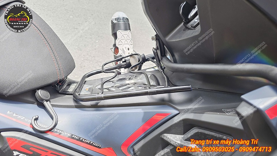 Khung bảo vệ NVX V3 bố trí gọn phía trước, có thể lắp cùng baga giữa ADV 160 tiện dụng