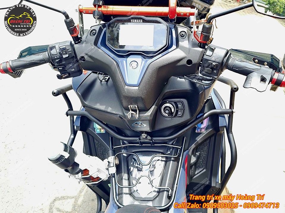 Nhìn trực diện, khung bảo vệ NVX V3 tạo đường nét cứng cáp, hầm hố nhưng không quá cồng kềnh