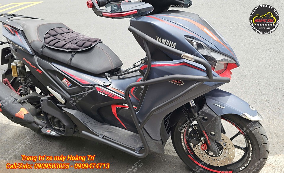 Góc nghiêng bên phải thể hiện rõ khung chống đổ NVX V3 bao quanh dàn áo xe