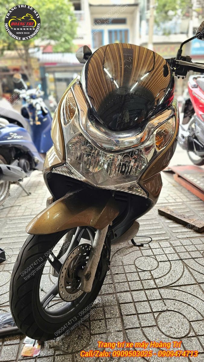 Toàn cảnh đầu xe sau khi lắp cụm đèn HMA, thiết kế vừa vặn với dàn áo nguyên bản