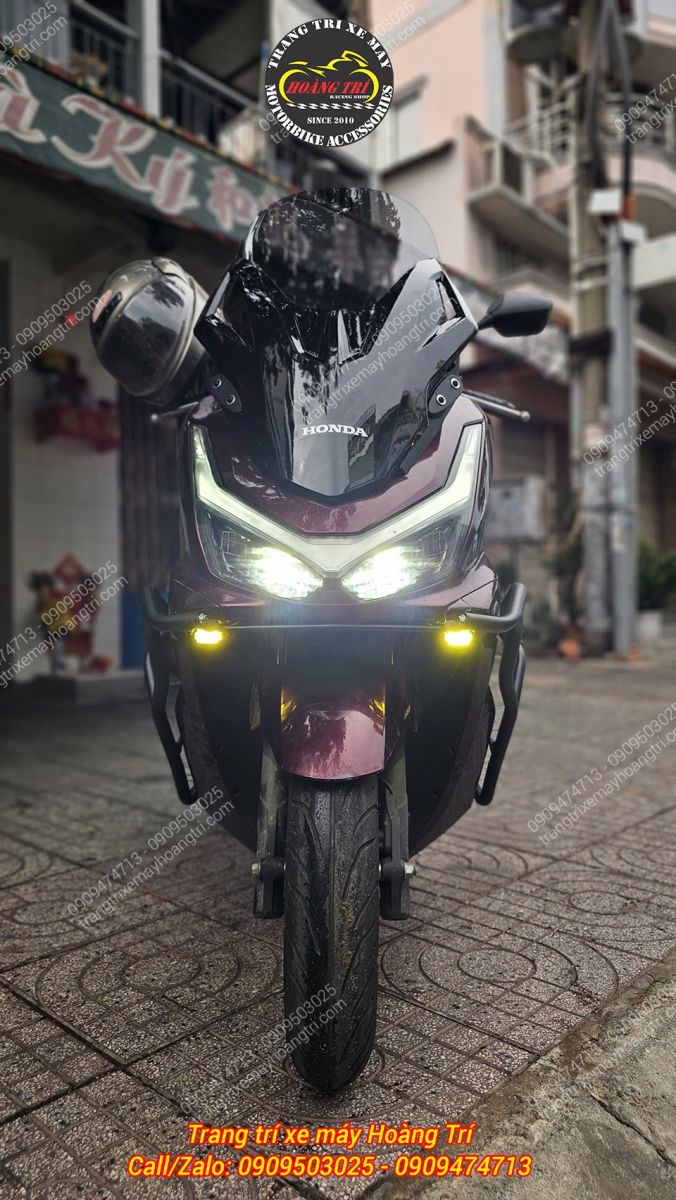 Trực diện PCX 160 2026 nổi bật với hai đèn Cyber 1 lắp đối xứng bên dưới đèn pha
