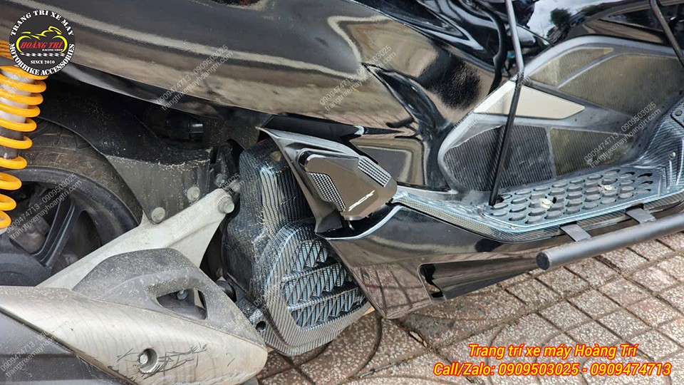 Cận cảnh gác chân sau FUX nhôm CNC lắp trên PCX 2018, thiết kế góc cạnh nổi bật