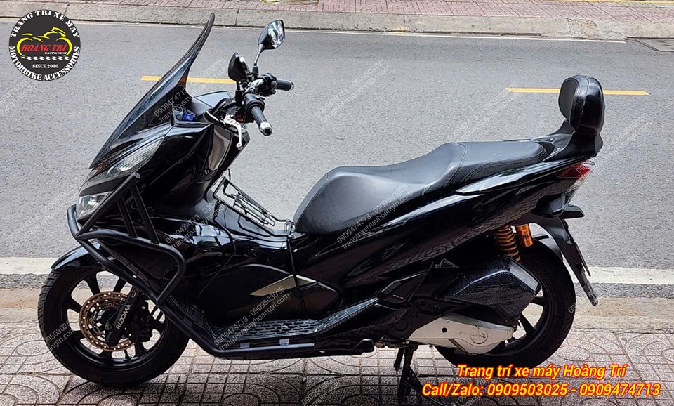 Toàn cảnh PCX 2018 sau khi trang bị gác chân FUX CNC, tạo thêm điểm nhấn thể thao