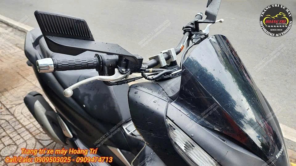 Góc nghiêng PCX 160 nổi bật với ghi đông FRX và bao tay Daytona hài hòa