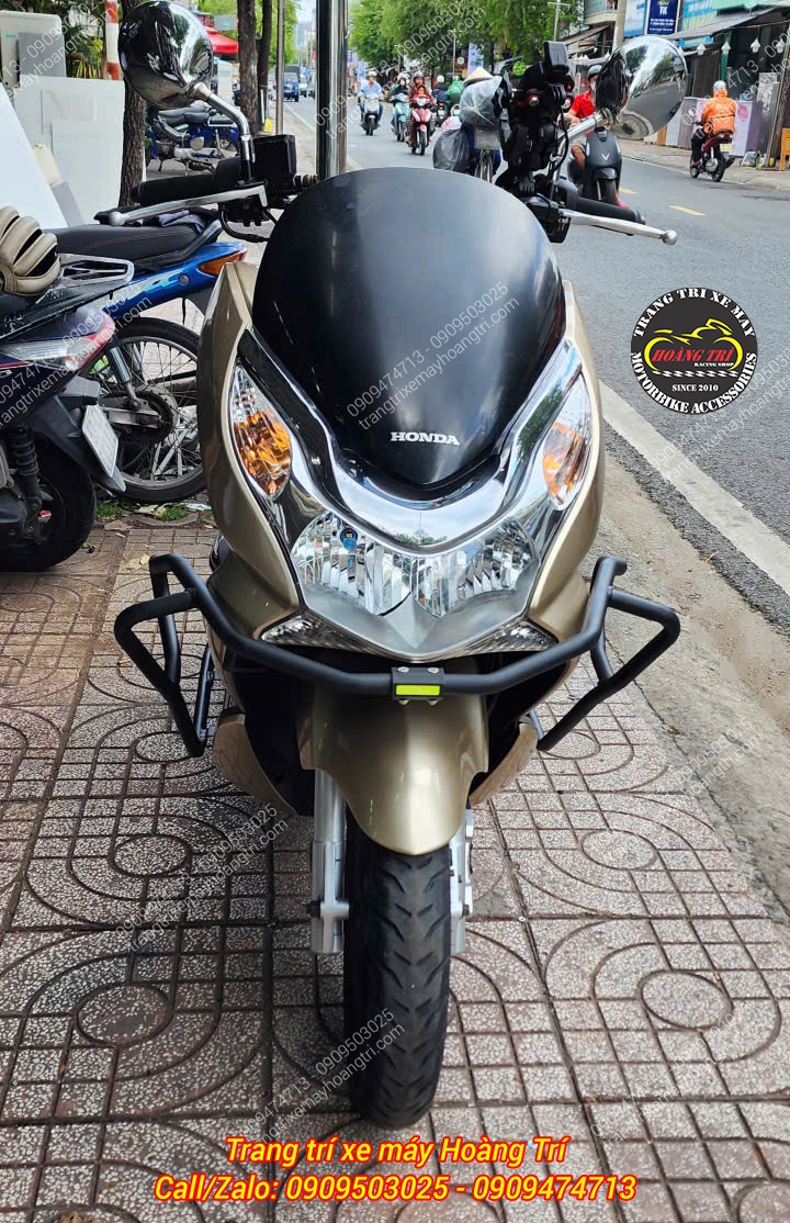 Nhìn trực diện, khung chống đổ HTR PCX 2010-2012 mở rộng hai bên, trông xe hầm hố hơn