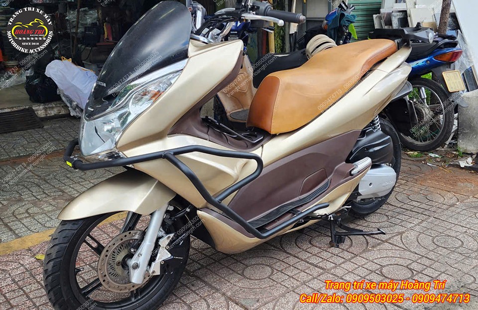 Góc nghiêng cho thấy khung chống đổ HTR PCX tạo nên điểm nhấn ngoại hình