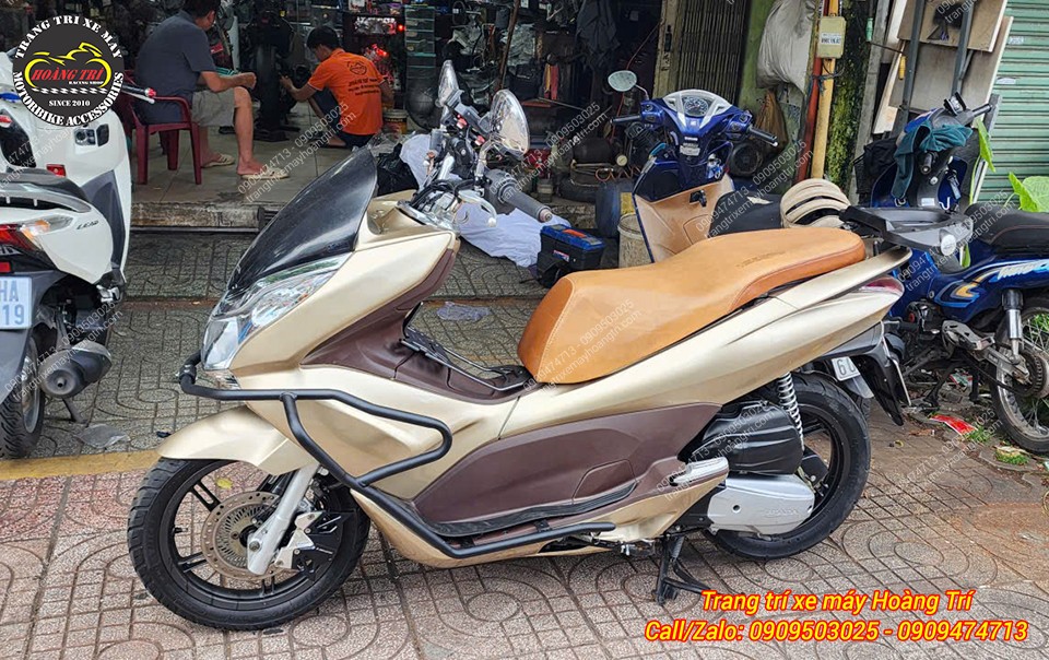 Toàn cảnh PCX sau khi trang bị khung chống đổ HTR, tăng vẻ cứng cáp cho xe