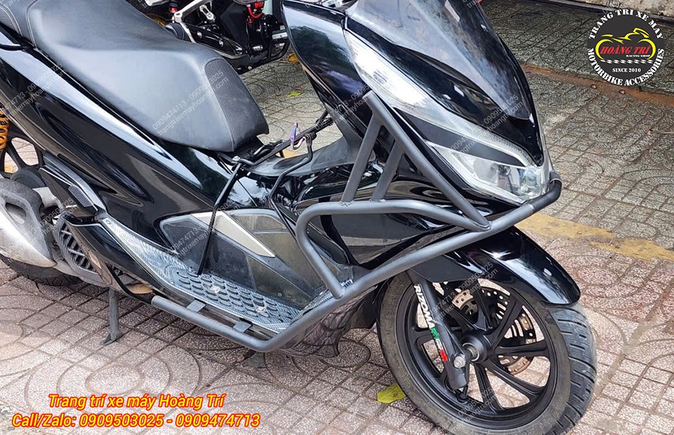Khung chống đổ HTR PCX 2018 ôm quanh 2 bên sườn trước của xe, thiết kế cứng cáp