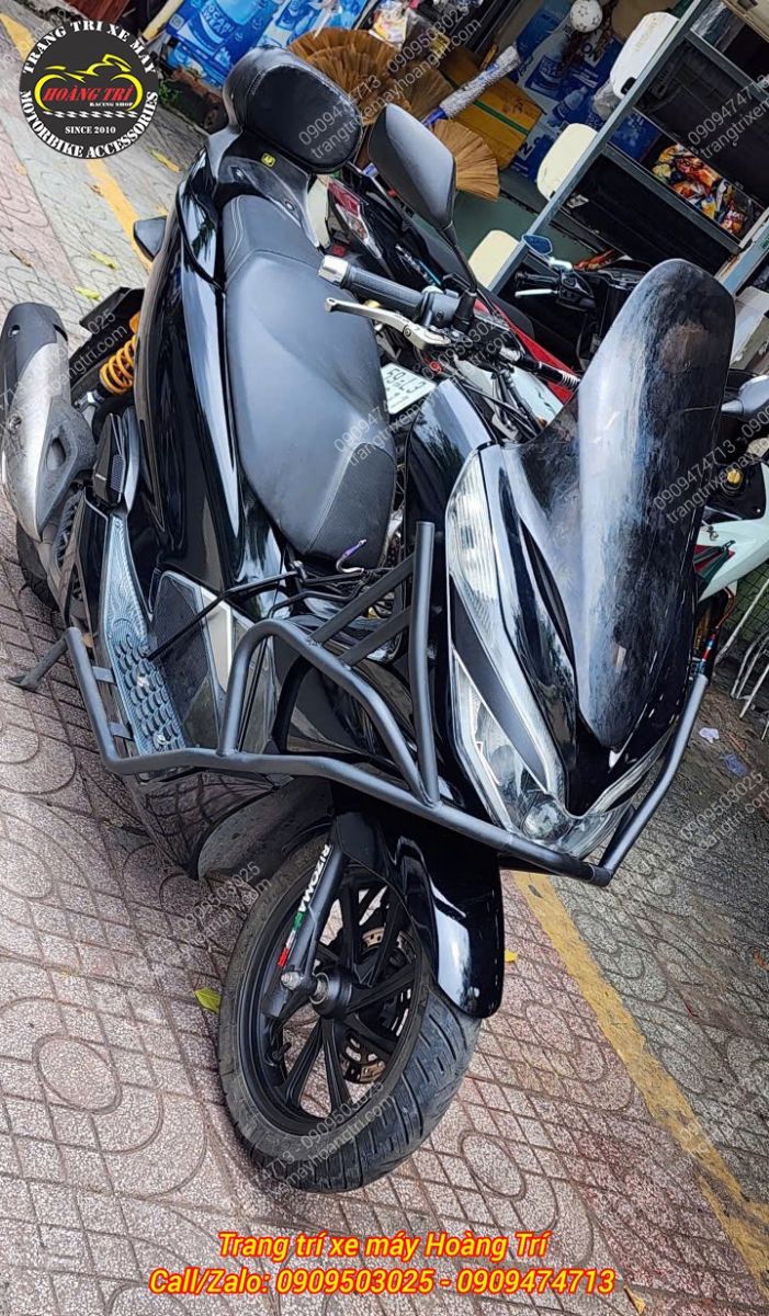 Góc nhìn phía trước cho thấy khung chống đổ HTR bố trí cân đối hai bên PCX 2018