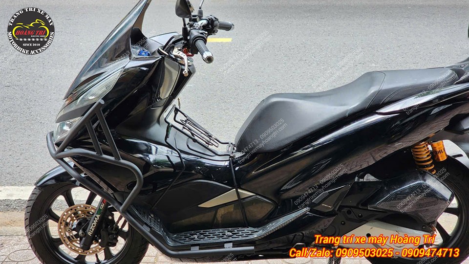 Nhìn ngang PCX 2018, trông xe khá hầm hố và phù hợp trên xe PCX 2018