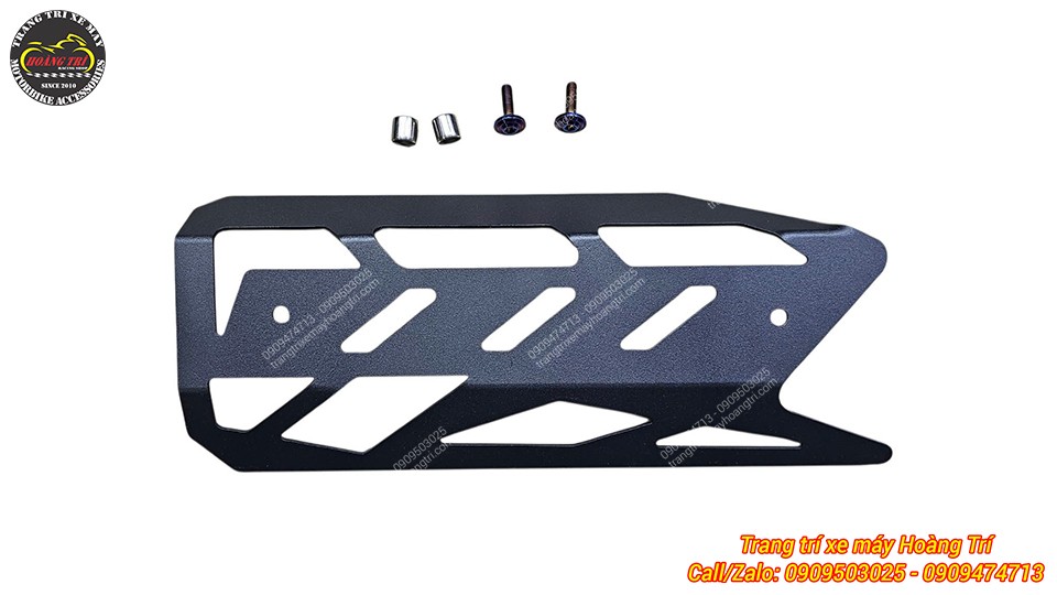 Cận cảnh ốp pô LBS CNC PCX 160 màu đen đi kèm bộ ốc thuận tiện lắp đặt