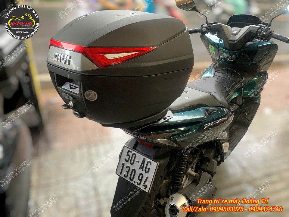 Cận cảnh thùng Givi C30N trên PCX 160, thiết kế cứng cáp và hài hòa với đuôi xe