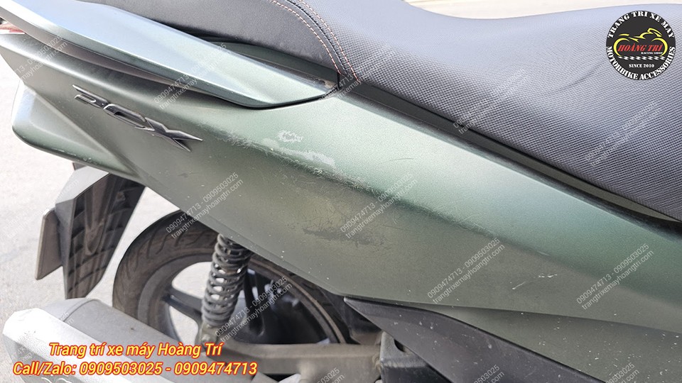 Dàn áo PCX 2015 xanh lục cũ có nhiều vết trầy xước, xuống màu rõ rệt tại phần hông xe