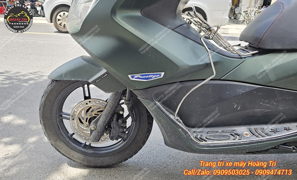 Khu vực thân trước PCX 2015 có nhiều dấu hiệu sử dụng lâu ngày, cần được tân trang lại