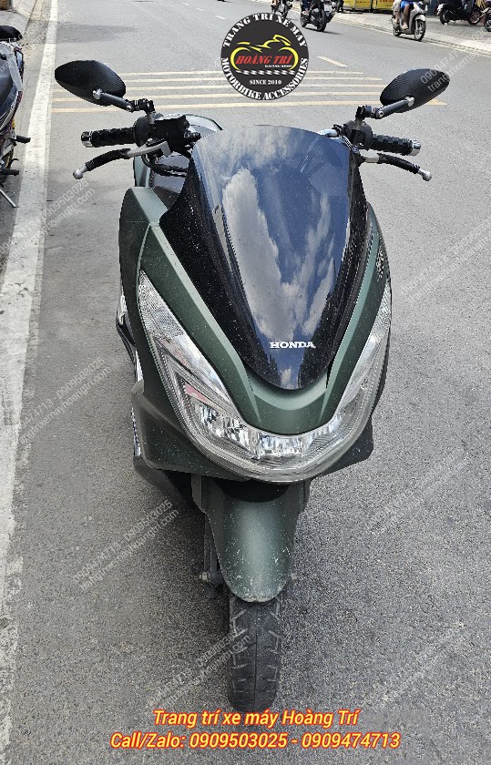 Nhìn trực diện PCX 2015 trước nâng cấp, dàn áo cũ vẫn giữ màu xanh nhưng đã xuống sắc