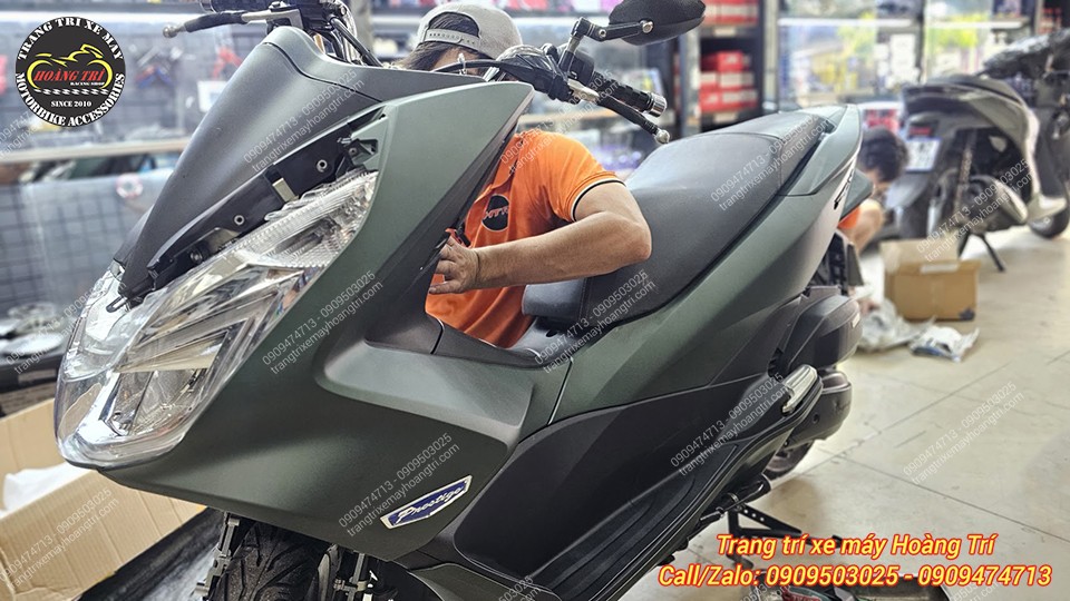 Kỹ thuật viên Hoàng Trí Shop tiến hành tháo lắp, thay mới dàn áo xanh lục X254 cho PCX 2015
