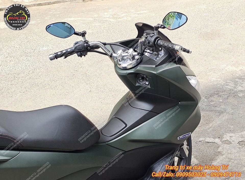 Khu vực tay lái và ốp ổ khóa đã được thay mới không còn màu sắc của thời gian trên PCX 2015