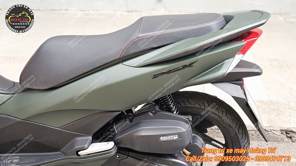 Cận cảnh hông sau của PCX 2015 sau thay áo X254 cho thấy bề mặt xanh lục mới đẹp mắt