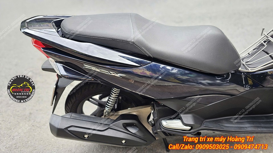 Phần đuôi PCX 2015 nổi bật sau khi thay dàn áo Honda chính hãng màu xanh đen X255